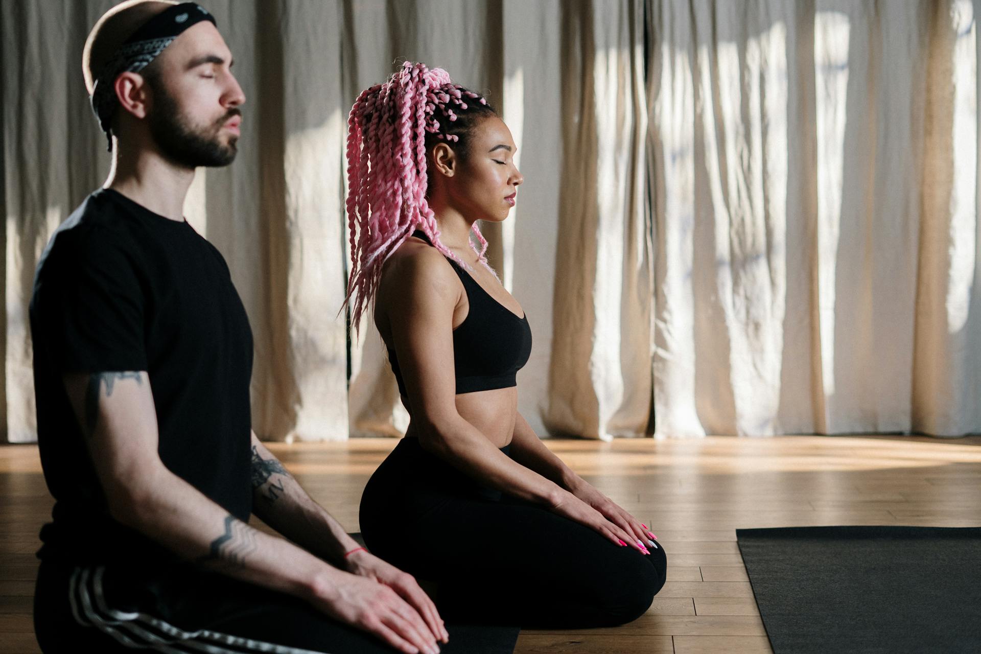 Date-Idee: Yoga für Zwei - Schaffe einen Raum der Liebe und Verbindung mit einem gemeinsamen Yoga-Date! 🧘🏽