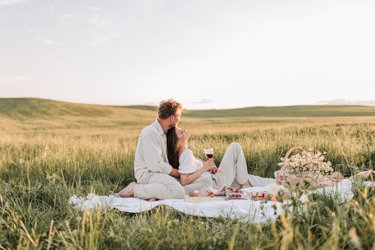 Picknick-Date-Ideen im Frühling: So wird euer gemeinsames Essen im Freien zum unvergesslichen Erlebnis! 🌞💑